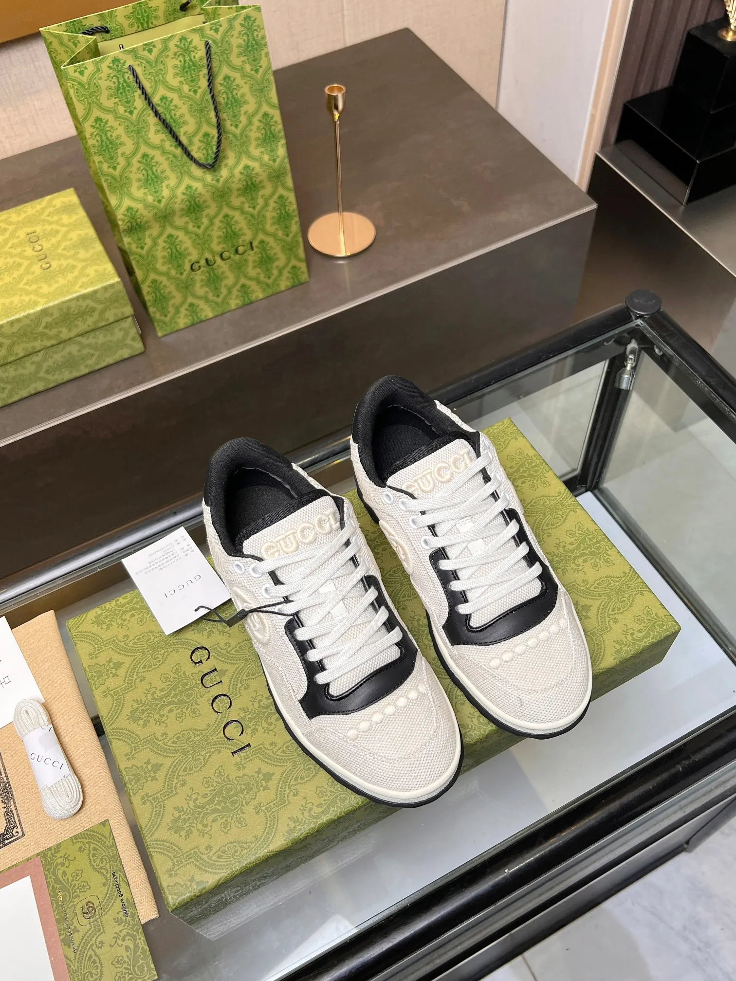 👟👟Ex-factory price 520👟👟 Top version, full styling effect, instant sales of the common practice of soft treading in the market, 💣💣💣Gucci2023 early spring Gucci G home latest hot style MAC80 sports shoes couple style casual retro distressed dirty shoes small dirty shoes small white shoes🌸🌸🌸 original purchase and development Making goods Gucci MAC80 new popular series. The exquisite and compact interlocking double G logo romantically interprets the aesthetic concept of this series. It is made of off-white leather. ▪️Fabrics: Original customized imported first-layer cowhide ▪️Inner lining: Original customized imported breathable mesh ▪️Outsole: Original open-molded two-color TPU outsole ▪️Sole thickness: 3CM ▪️Size: women's 35-40 / men's 39-45